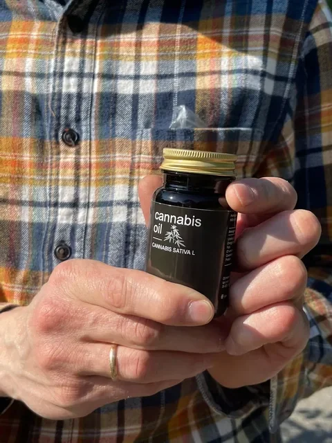 Cannabis Oil – fotografía del envase 8 de 9